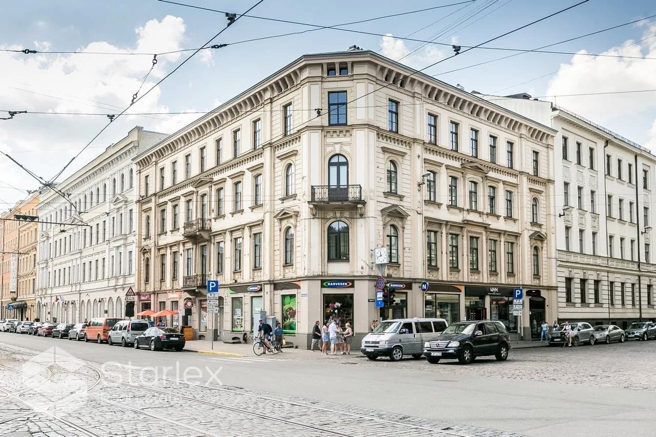 Stūra birojs ar balkonu un lielisku skatu Vecrīgā pie T/C ''Galerija Centrs''