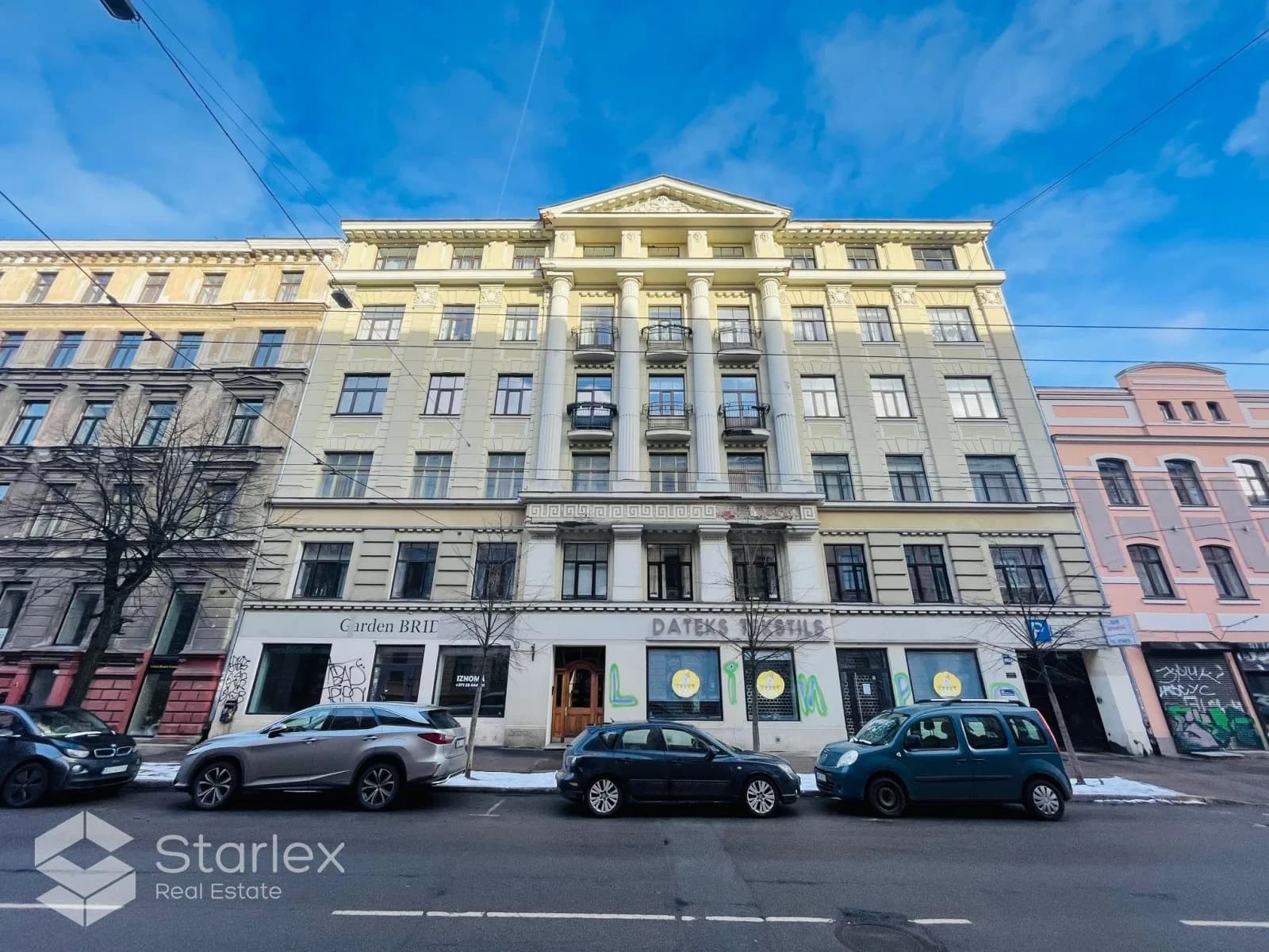 Komerctelpas ar plašiem skatlogiem pie Ģertrūdes/Avotu krustojuma