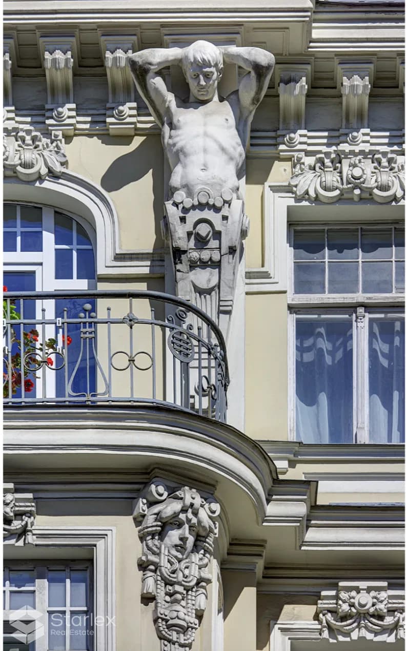 Trīsistabu dzīvoklis Jūgendstila ēkā