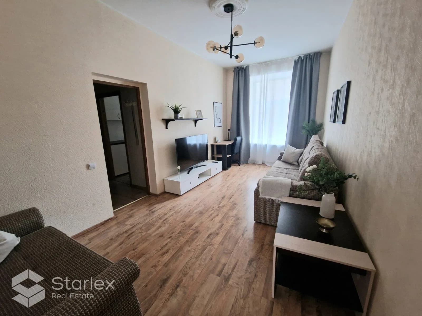 Izīrē gaišu un plašu dzīvokli Rīgas centrā.